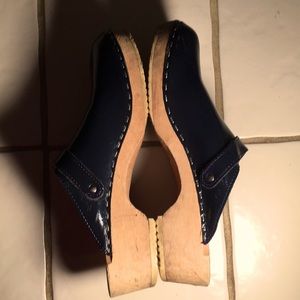 HANNA blue patent leather clogs